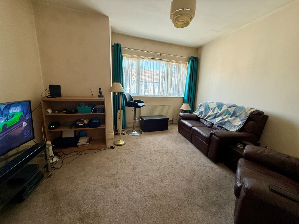 Lot: 223 - PAIR OF TWO-BEDROOM FLATS FOR INVESTMENT - Flat B Living room